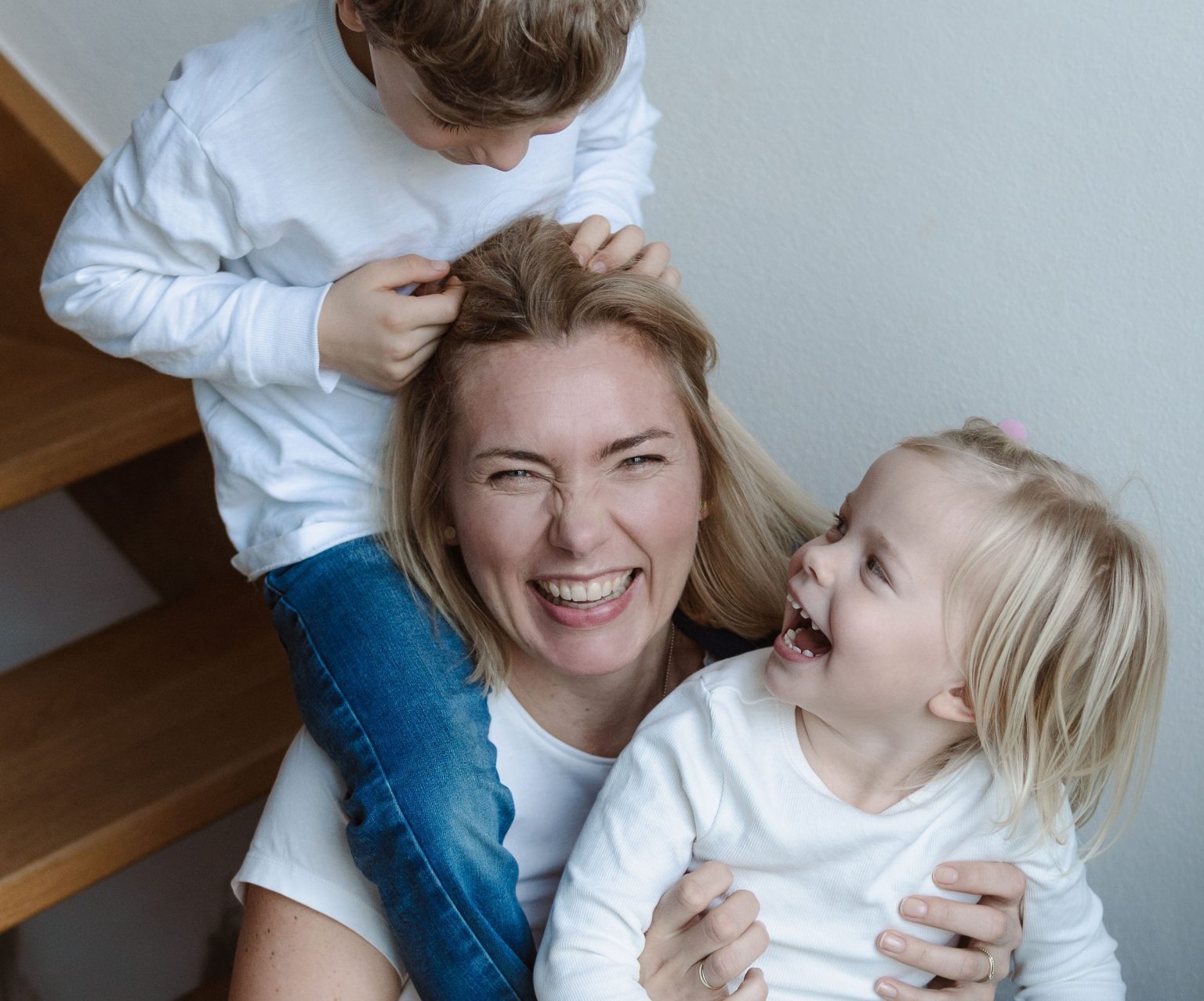Karina Hofstetter und ihre Kinder. Alle lachen und haben Spaß.